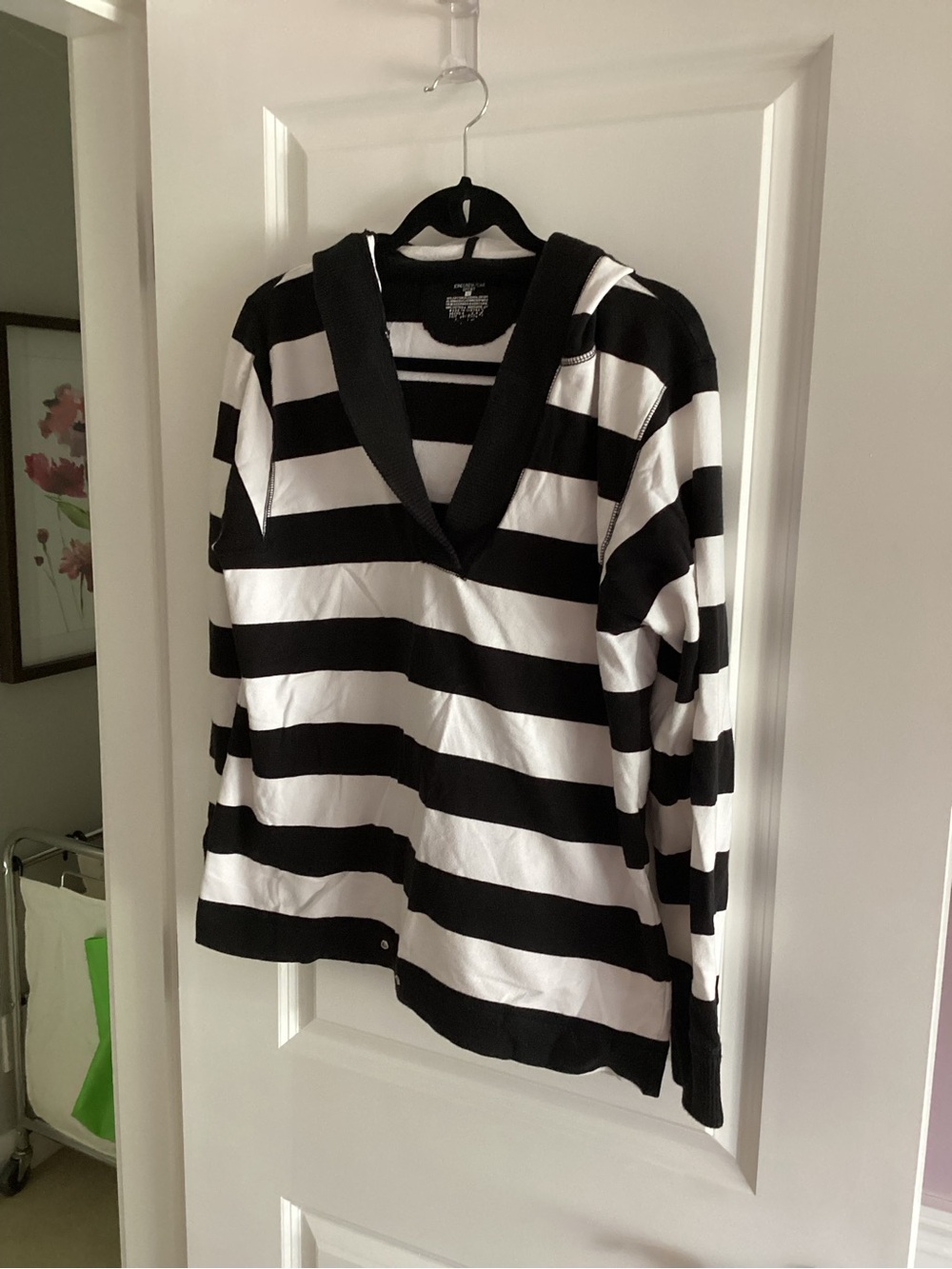 Jones New York Black & White Striped V-Neck Sweatshirt